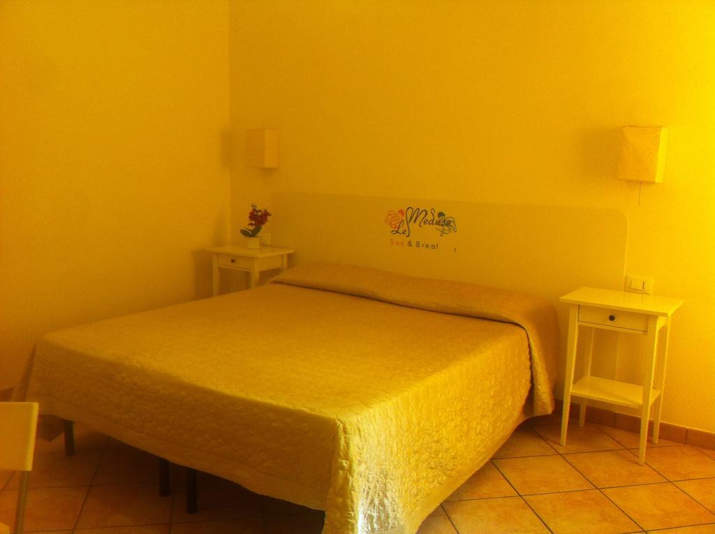 B&B Le Meduse Fiumicino Habitación foto